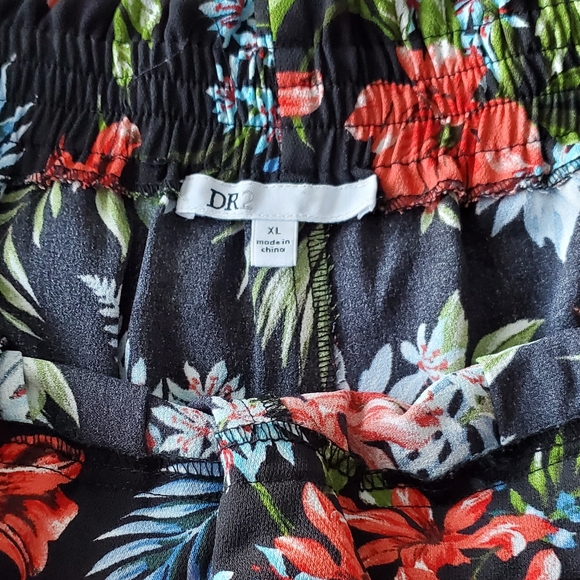 Black Floral Flowy Shorts - Picture 7 of 7